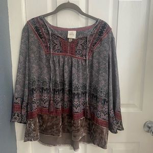 Beautiful blouse that can be dressed up or down! Brand is Knox Rose, size is M.